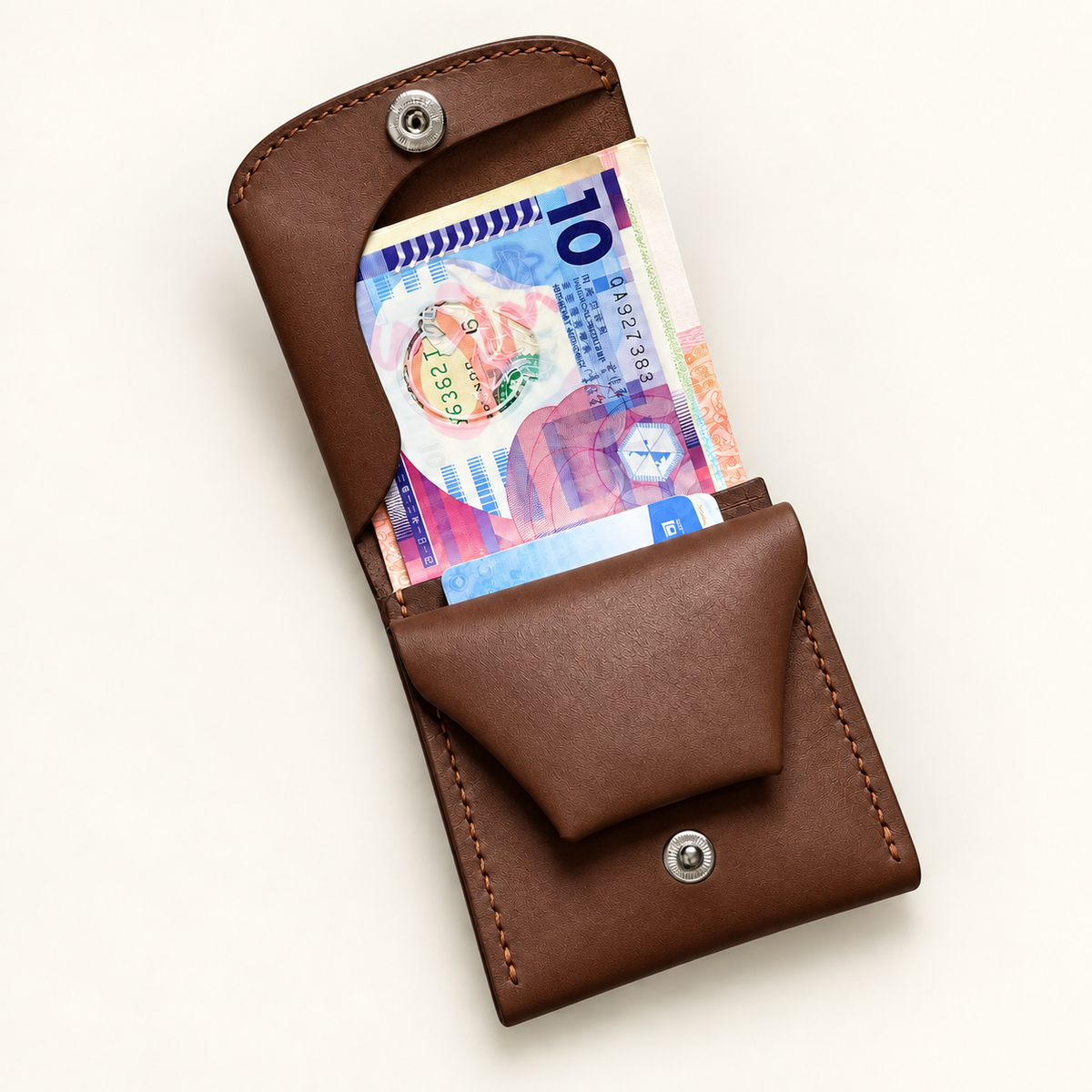 Hnědá kožená peněženka otevřená k zobrazení bankovek a uložení karet