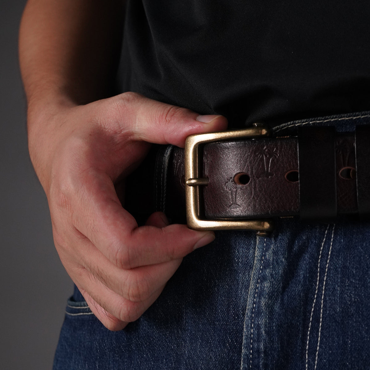 KAKAVY Cinturón cuero de plena flor en relieve en marrón oscuro - detalle de hebilla
