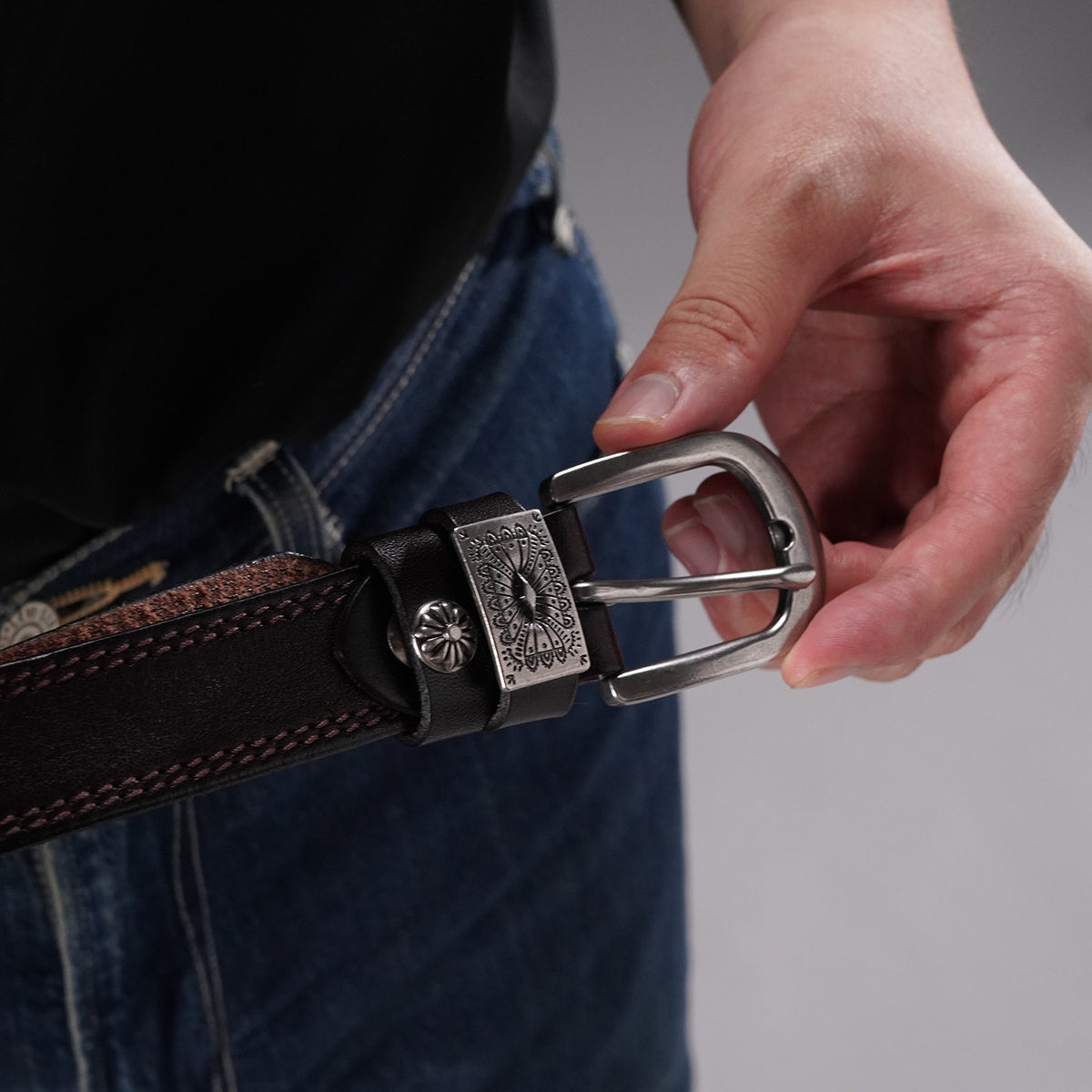 KAKAVY Western Oval Buckle Full-Grain Leather Belt - styled detail 12