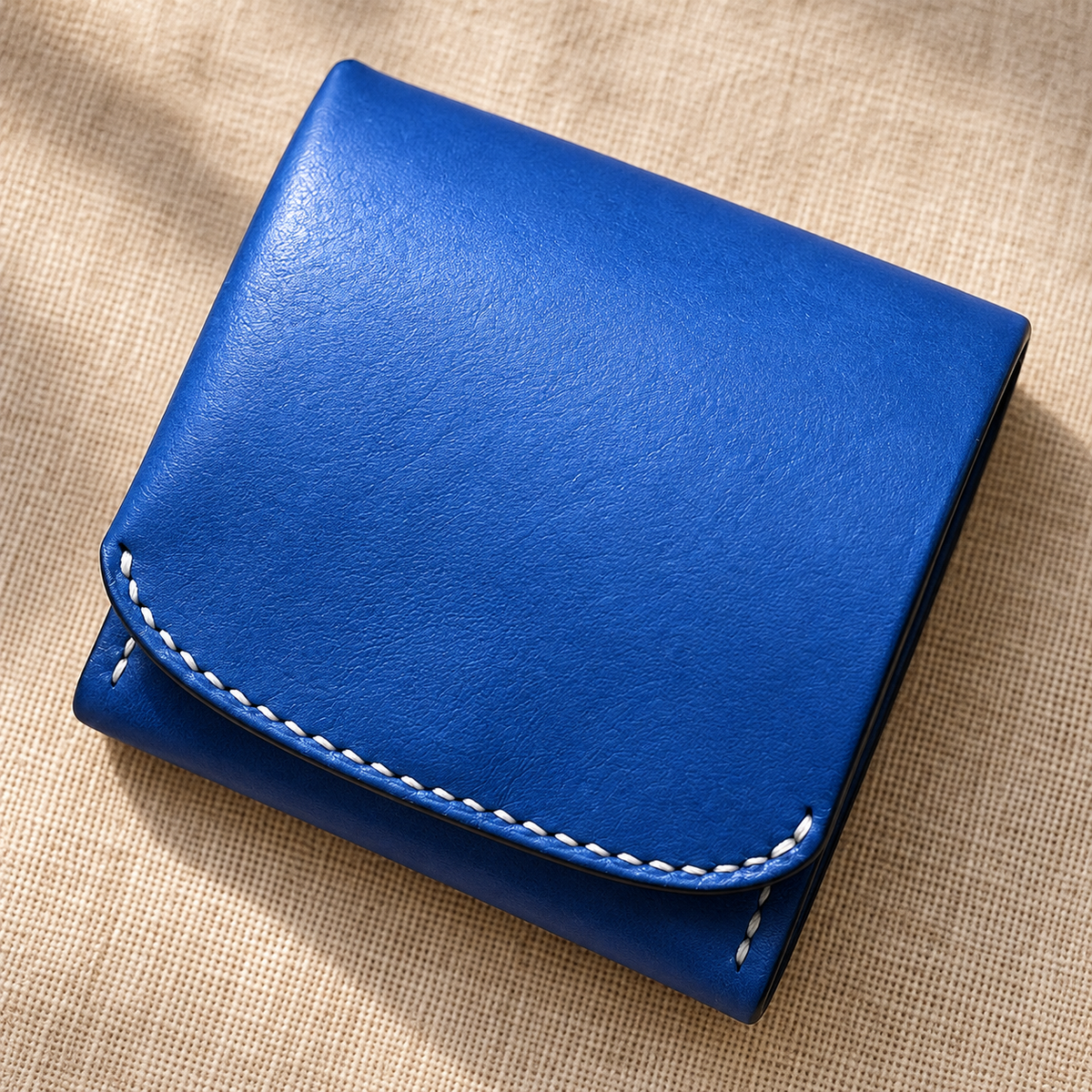 Couro curtido vegetal azul e detalhe de costura branca