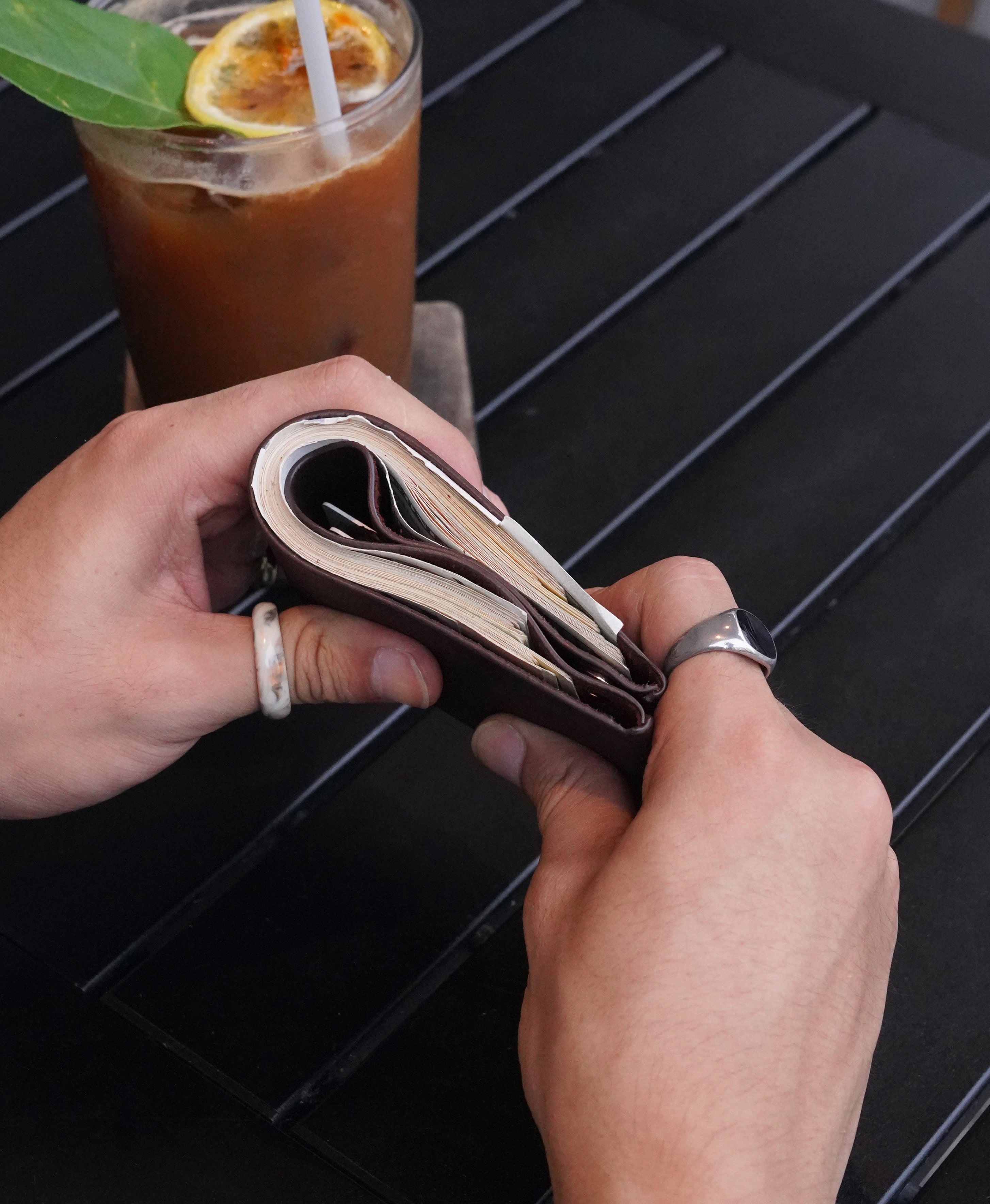 δέρμα full-grain Crazy Horse Bifold Πορτοφόλι
