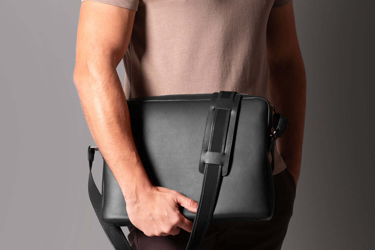 KAKAVY Messenger-taske i læder til MacBook — produktvisning 9