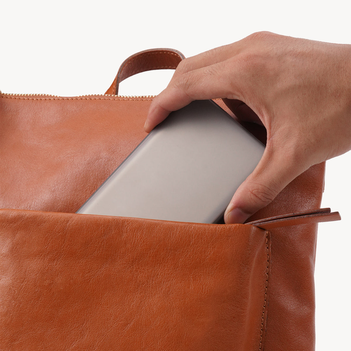 KAKAVY — Telefon in der Vordertasche untergebracht